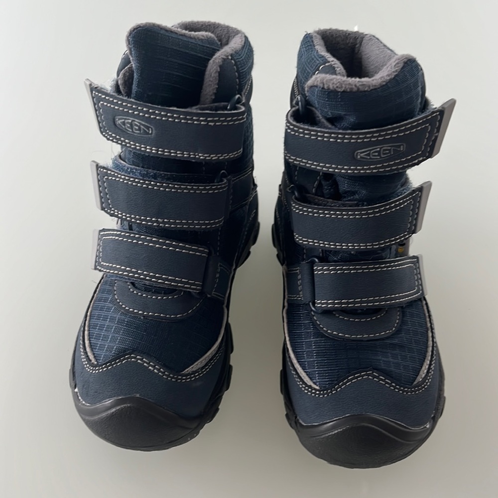 Toddler boys size 8 Keen winter boots